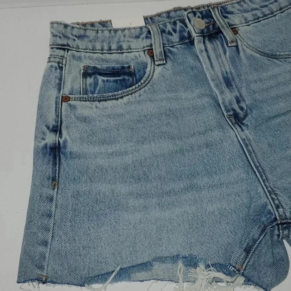 BLANK NYC Light Wash High Rise Ribcage Jean Shorts Size 26 NWT Cut Off - Picture 8 of 14